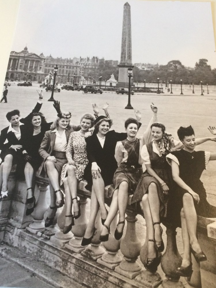 Paris - girls - Place de la Concorde