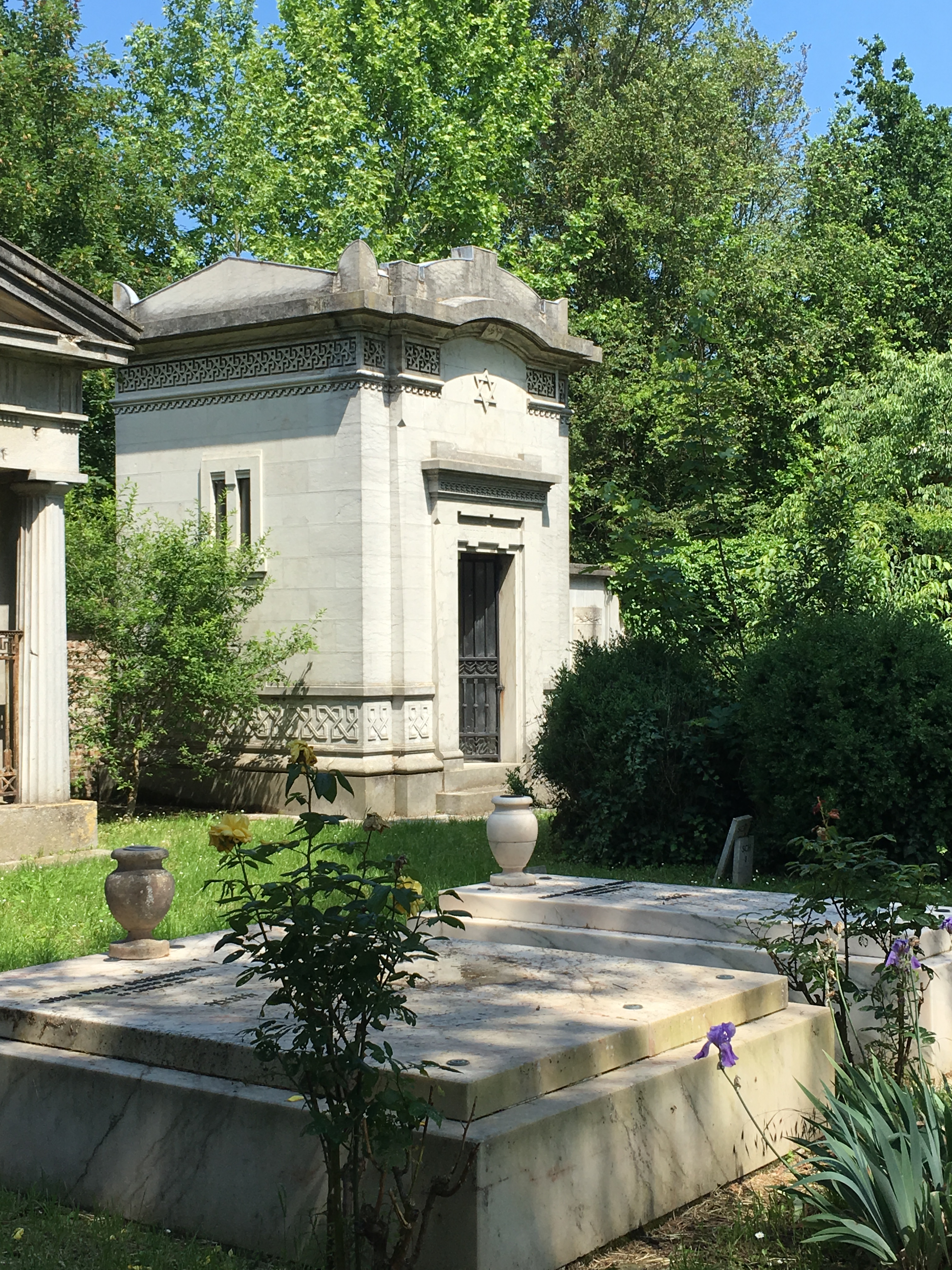 Jewish Cemetery, Ferrara - photo by: www.educated-traveller.com
