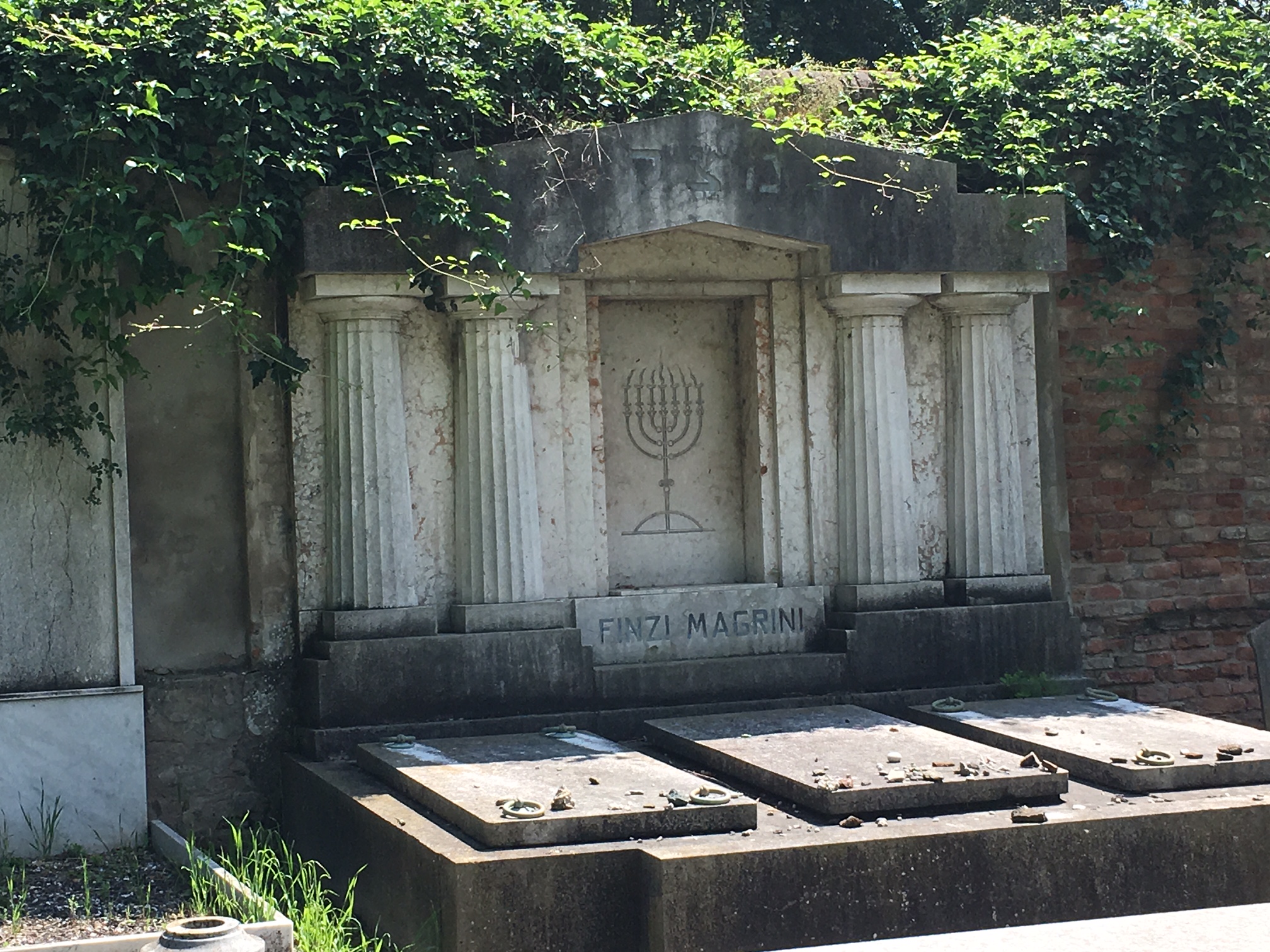 Jewish Cemetery, Ferrara - photo by: www.educated-traveller.com
