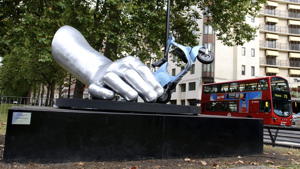 La Dolce Vita - Lorenzo Quinn, Halcyon Gallery (London)