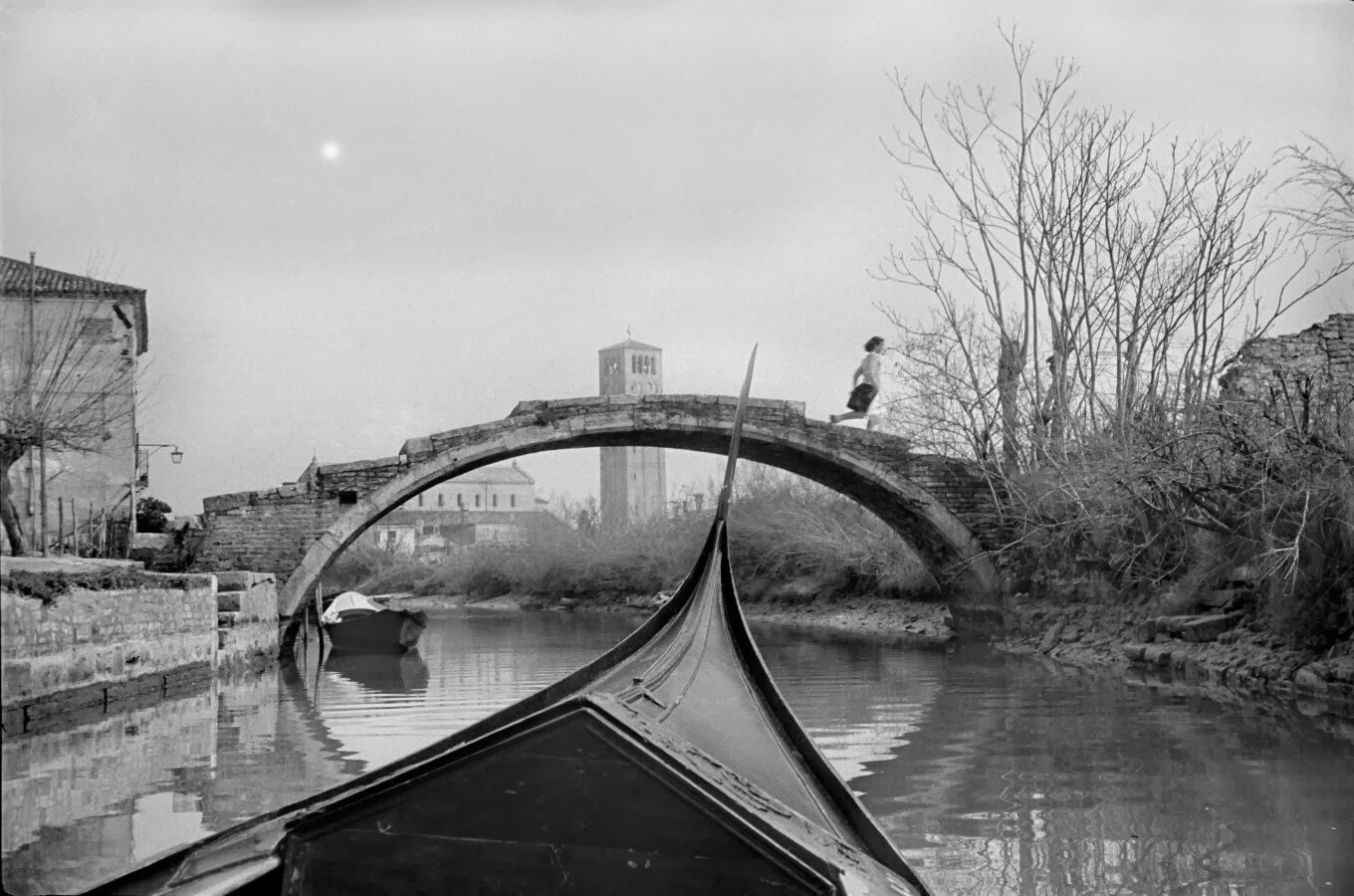 A gondola makes it's way to Ponte del Diavolo, Torcello