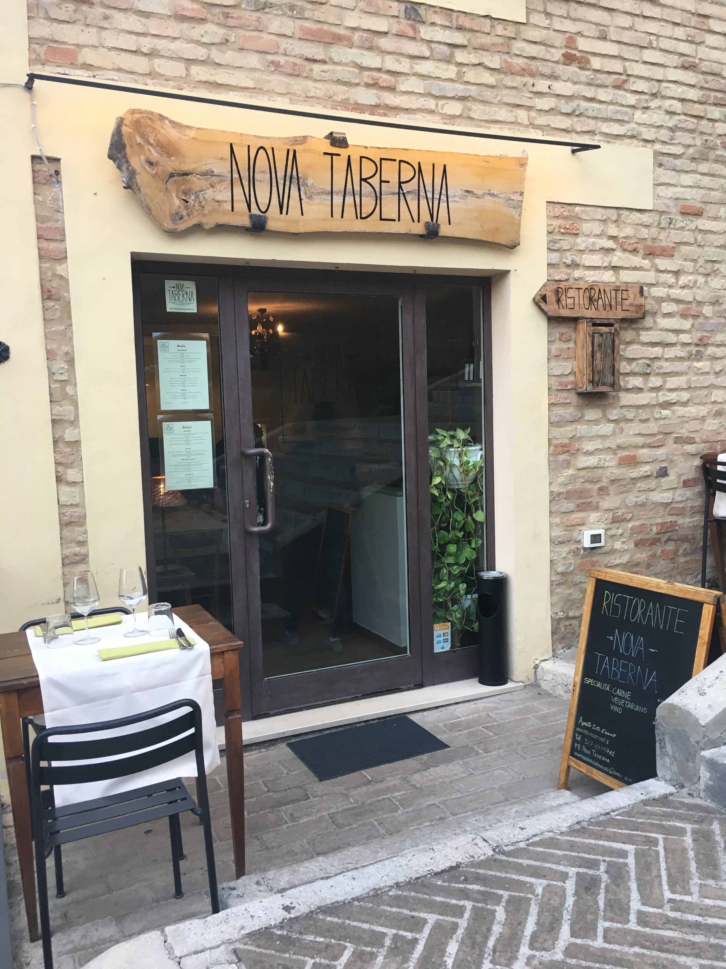 Corinaldo - La Nova Taberna - great food and lovely outdoor terrace