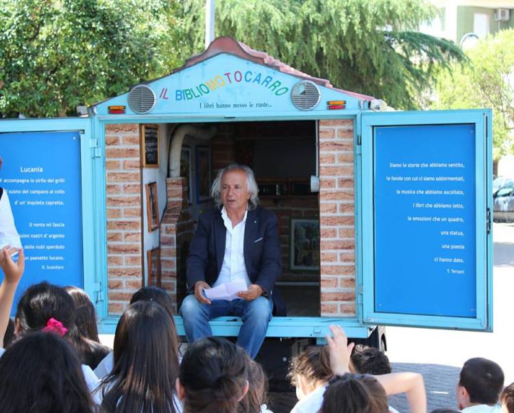 Antonio La Cava - has created a tiny, travelling library - The bibliomotocarro