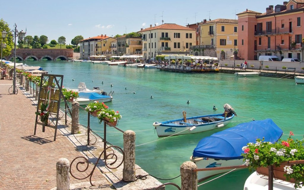 Peschiera del Garda is picture postcard beautiful!!