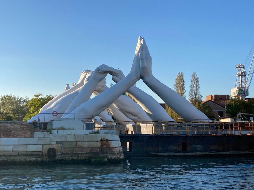 Lorenzo Quinn - Building Bridges